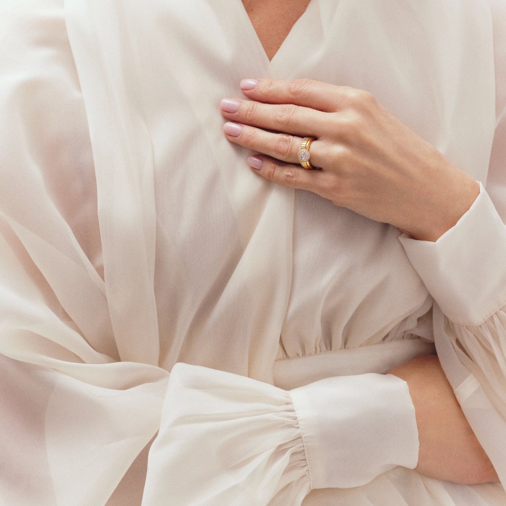 WEDDING RING WITH DIAMONDS