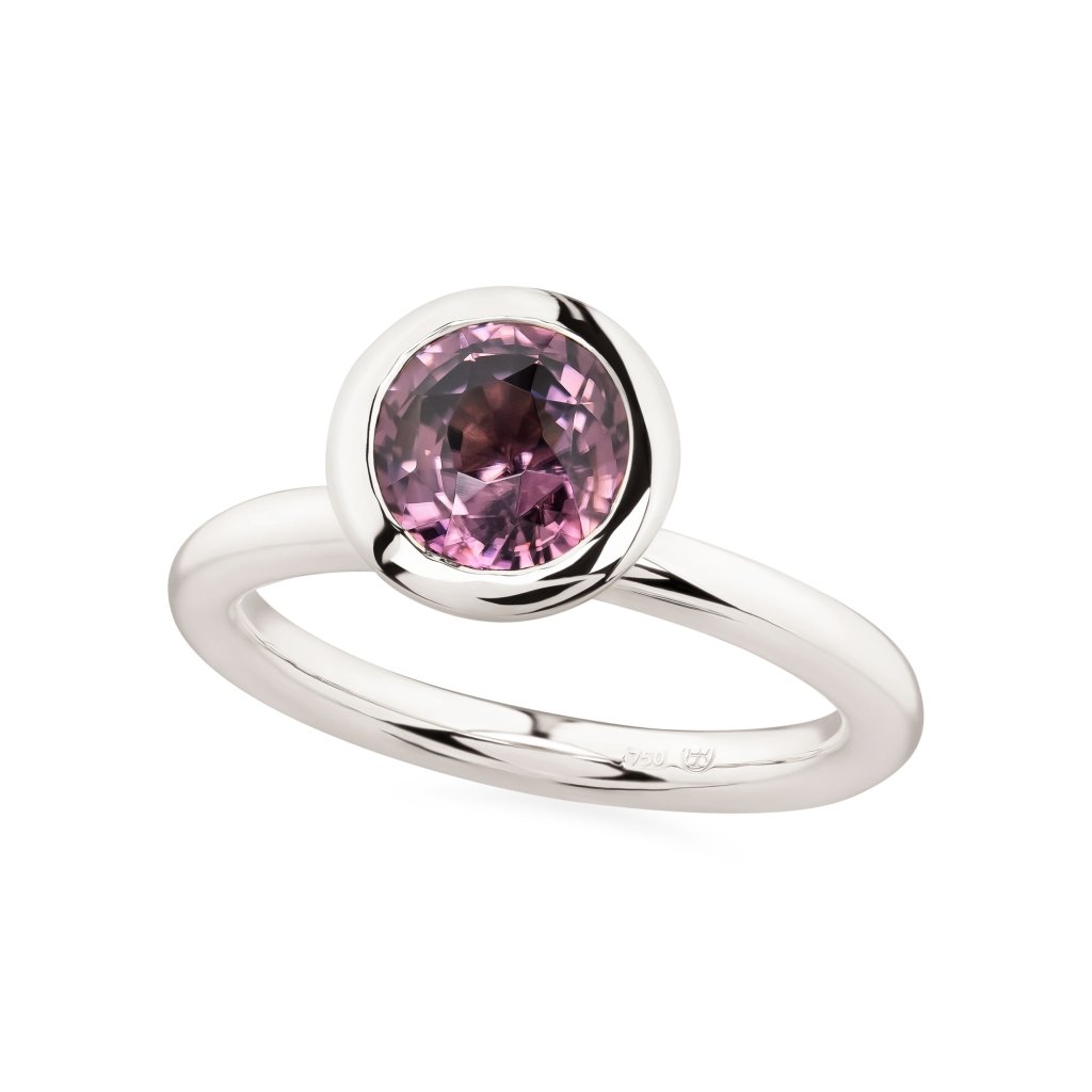 Ring with spinel