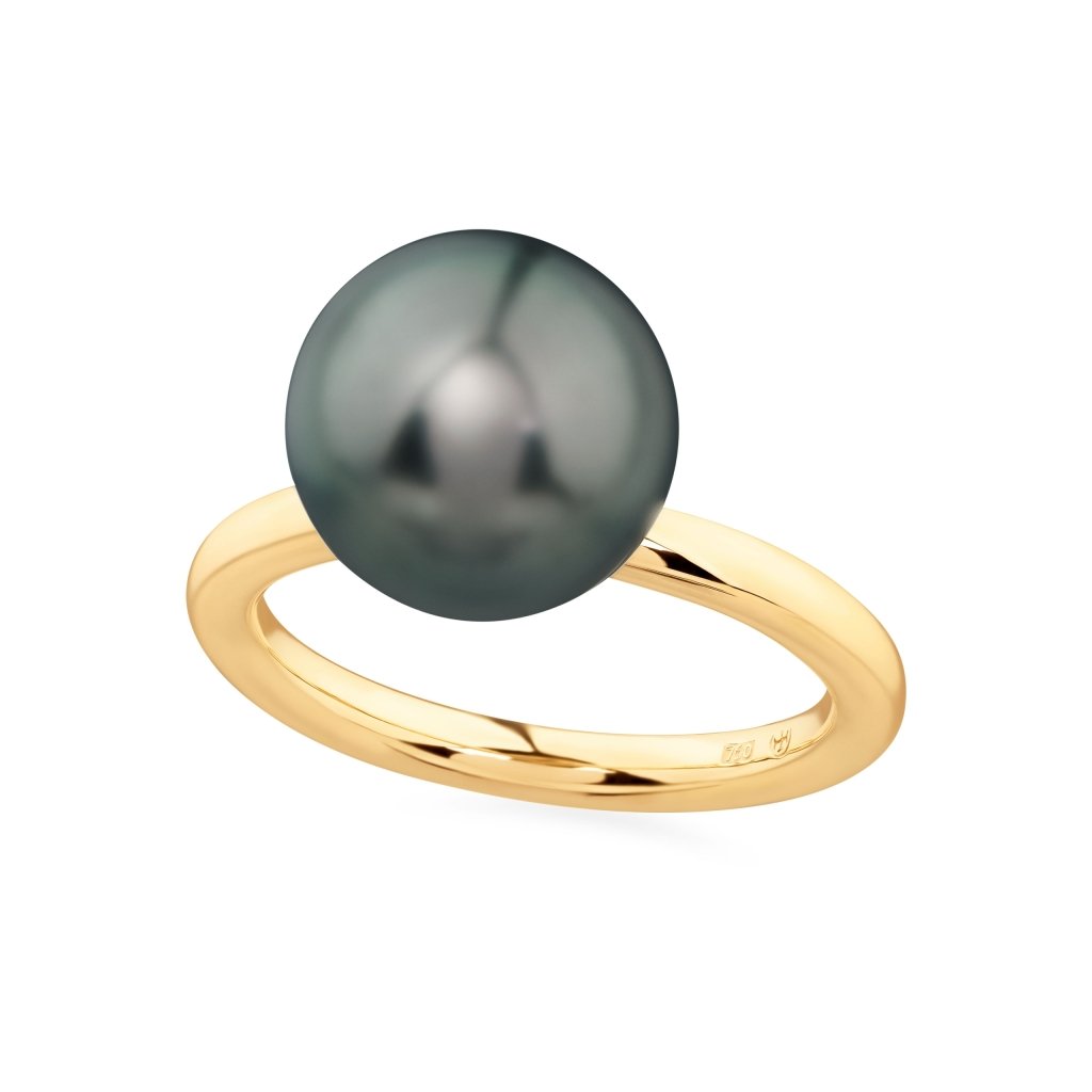 Ring with pearl