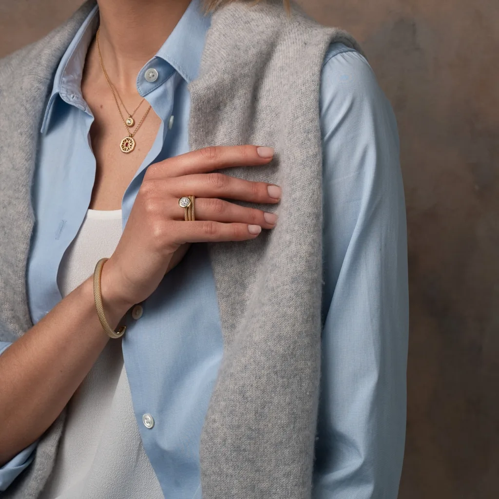 ŽIEDAS NESIBAIGIANTI ISTORIJA SU DEIMANTAIS